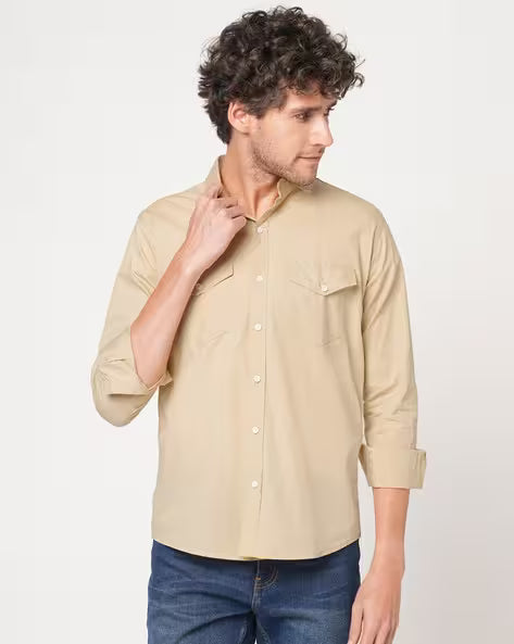 Men Regular Fit Shirt with Spread Collar & Curved Hemline
