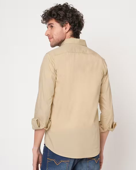 Men Regular Fit Shirt with Spread Collar & Curved Hemline